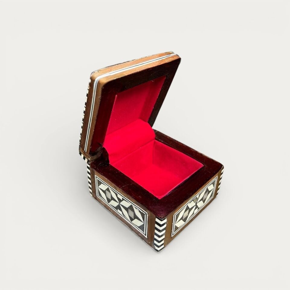 Sedef İşlemeli Kutu